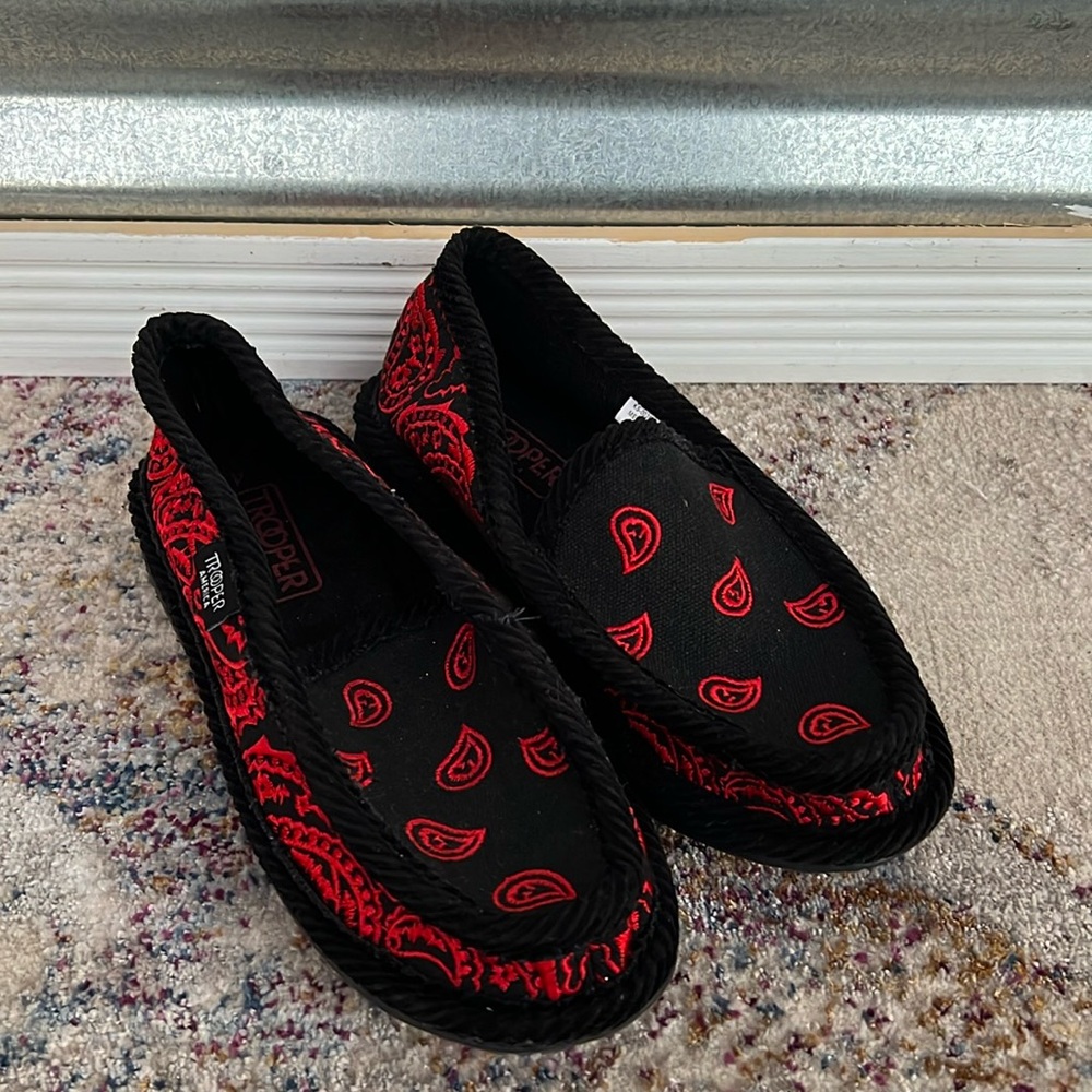 LIKE NEW Trooper America Unisex Bandana Paisley Slip On Shoes BLACK/RED M4/W6 - Picture 3 of 9